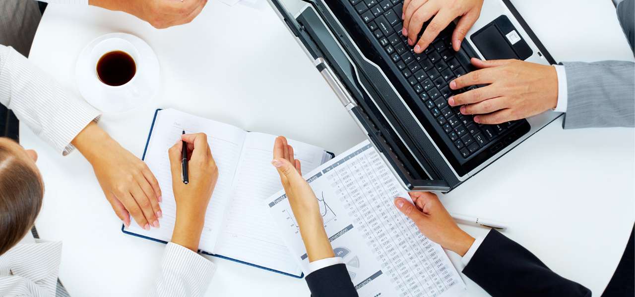 אנשים עובדים בצוות עם מחשב